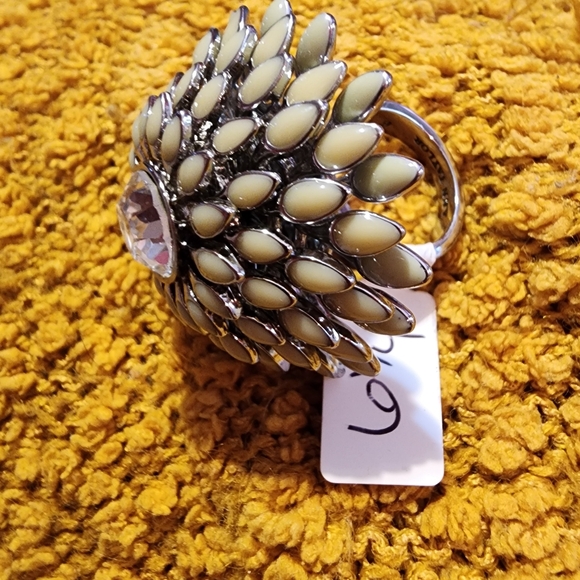 Ann Taylor Flower Cocktail Ring Statement Piece Sz 6.25 - Picture 6 of 13